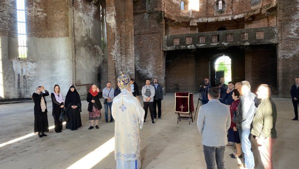 СВЕТА ЛИТУРГИЈА У ПРИШТИНИ ПОСЛЕ 22 ГОДИНЕ: Оно што смо најбоље имали од срца, принели смо Богу СВЕТА ЛИТУРГИЈА У ПРИШТИНИ ПОСЛЕ 22 ГОДИНЕ: Оно што смо најбоље имали од срца, принели смо Богу