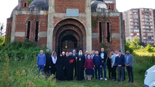 СРАМНА ПРОВОКАЦИЈА ПОЛИЦИЈЕ ЛАЖНЕ ДРЖАВЕ: Упали у храм Христа Спаса након литургије, врше увиђај после службе божије СРАМНА ПРОВОКАЦИЈА ПОЛИЦИЈЕ ЛАЖНЕ ДРЖАВЕ: Упали у храм Христа Спаса након литургије, врше увиђај после службе божије