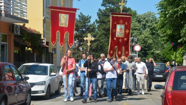НЕГОТИН ПРОСЛАВЉА КРСНУ СЛАВУ: Литургијом у Цркви Свете Тројице и резањем славског колача у згради општине обележен Спасовдан (ФОТО) НЕГОТИН ПРОСЛАВЉА КРСНУ СЛАВУ: Литургијом у Цркви Свете Тројице и резањем славског колача у згради општине обележен Спасовдан (ФОТО)