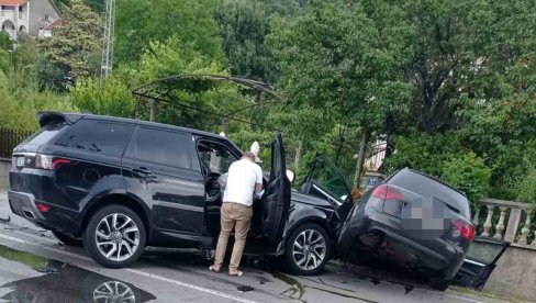 САОБРАЋАЈ У ПРЕКИДУ: Троструки судар у Бијелој (ФОТО) САОБРАЋАЈ У ПРЕКИДУ: Троструки судар у Бијелој (ФОТО)
