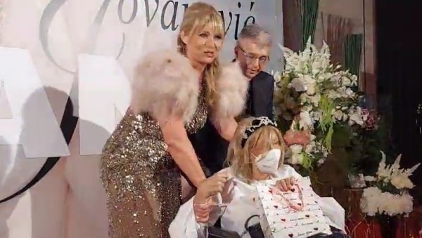 МАРИНА ТУЦАКОВИЋ СЕ ПОЈАВИЛА У ЈАВНОСТИ: Стигла на промоцију албума Сузане Јовановић (ВИДЕО) МАРИНА ТУЦАКОВИЋ СЕ ПОЈАВИЛА У ЈАВНОСТИ: Стигла на промоцију албума Сузане Јовановић (ВИДЕО)
