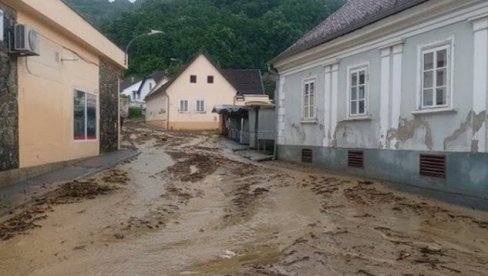 ПОНОВО ПОПЛАВА У ПОЖЕГИ: Реке блата на улицама, појавили се одрони на путевима (ФОТО/ВИДЕО) ПОНОВО ПОПЛАВА У ПОЖЕГИ: Реке блата на улицама, појавили се одрони на путевима (ФОТО/ВИДЕО)