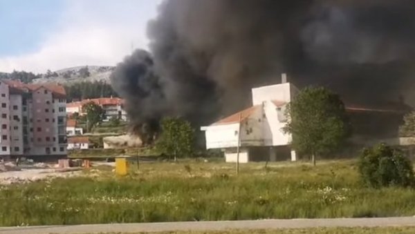 ДВЕ КУЋЕ ИЗГОРЕЛЕ ДО ТЕМЕЉА: Велики пожар у Гацку - све се десило због роштиља? (ВИДЕО) ДВЕ КУЋЕ ИЗГОРЕЛЕ ДО ТЕМЕЉА: Велики пожар у Гацку - све се десило због роштиља? (ВИДЕО)