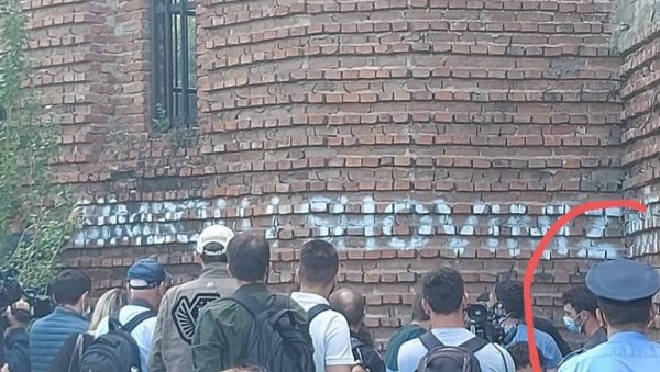 СРАМОТА У ПРИШТИНИ: Полицајац обезбеђивао скрнављење српске цркве (ФОТО) СРАМОТА У ПРИШТИНИ: Полицајац обезбеђивао скрнављење српске цркве (ФОТО)