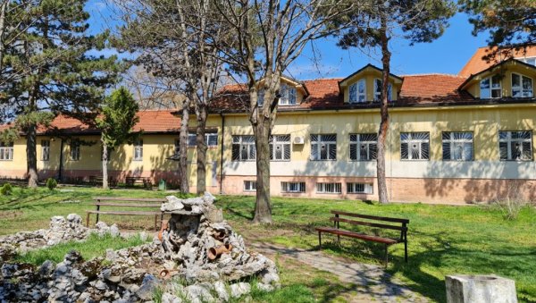 АПЕЛ РОДИТЕЉИМА! Преко 1100 деце у Врању имало корону, из Дома здравља позивају на вакцинацију АПЕЛ РОДИТЕЉИМА! Преко 1100 деце у Врању имало корону, из Дома здравља позивају на вакцинацију