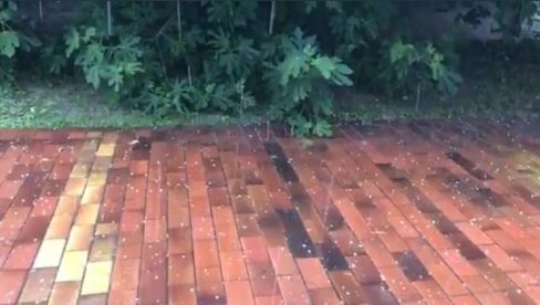 PADA GRAD U BEOGRADU: Grmi nad prestonicom - pljusak se spustio na glavni grad Srbije (VIDEO) PADA GRAD U BEOGRADU: Grmi nad prestonicom - pljusak se spustio na glavni grad Srbije (VIDEO)