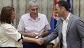 УЗМИ РАЧУН И ПОБЕДИ: Министар Мали потписао уговор са добитником стана УЗМИ РАЧУН И ПОБЕДИ: Министар Мали потписао уговор са добитником стана