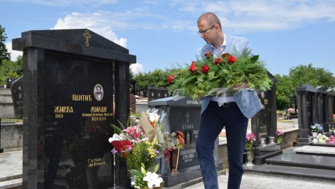 ПОМЕН МИЛАНУ ПАНТИЋУ: Прошло је тачно 20 година од када је убијен новинар Вечерњих новости (ФОТО) ПОМЕН МИЛАНУ ПАНТИЋУ: Прошло је тачно 20 година од када је убијен новинар Вечерњих новости (ФОТО)