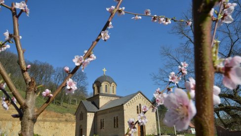 OBJAVLJEN PESNIČKI KONKURS FRUŠKOGORSKOG MANASTIRA: „ Bešenovo kroz crvena slovca zove Daru iznad Jasenovca“ OBJAVLJEN PESNIČKI KONKURS FRUŠKOGORSKOG MANASTIRA: „ Bešenovo kroz crvena slovca zove Daru iznad Jasenovca“