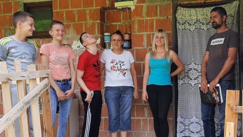 OБРAДOВИЋИМА КУПУЈУ НОВУ КУЋУ: Помоћ жртвама породичног насиља из Модриче, Ружа и деца још стрепе од Благоја OБРAДOВИЋИМА КУПУЈУ НОВУ КУЋУ: Помоћ жртвама породичног насиља из Модриче, Ружа и деца још стрепе од Благоја