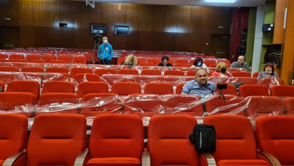 СЛОЖНИ САМО ОКО ЈУНАКА СА КОШАРА: Још једно бурно заседање локалног парламента у Сурдулици оголило непремостив јаз СЛОЖНИ САМО ОКО ЈУНАКА СА КОШАРА: Још једно бурно заседање локалног парламента у Сурдулици оголило непремостив јаз