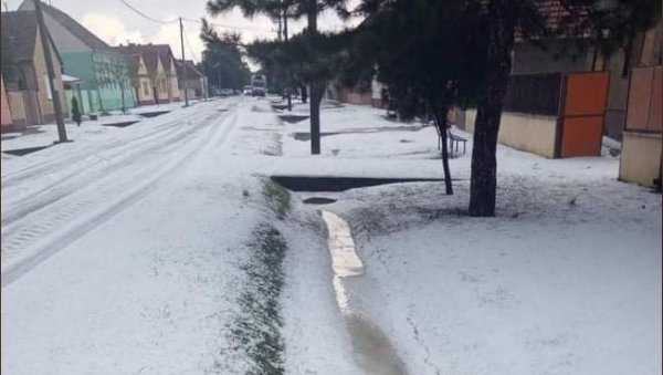 ЗАБЕЛЕО СЕ СРЕМ УСРЕД ЈУНА: Невероватна фотографија невремена, мештани у неверици (ФОТО) ЗАБЕЛЕО СЕ СРЕМ УСРЕД ЈУНА: Невероватна фотографија невремена, мештани у неверици (ФОТО)