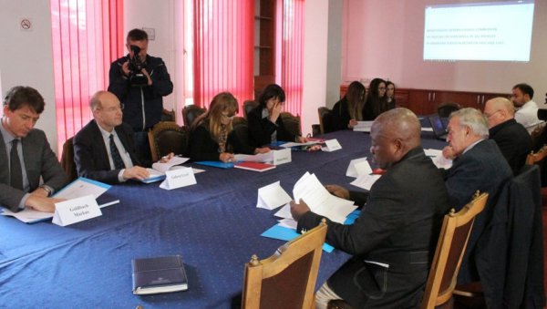 ИЗВЕШТАЈ ГИДЕОНА ГРАЈФА: У Сребреници није било геноцида, настрадало 3.500 Бошњака, као и више од 2.000 Срба ИЗВЕШТАЈ ГИДЕОНА ГРАЈФА: У Сребреници није било геноцида, настрадало 3.500 Бошњака, као и више од 2.000 Срба