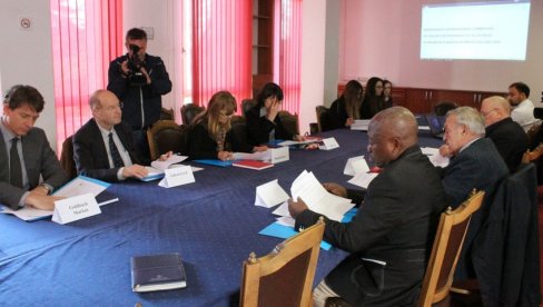 ИЗВЕШТАЈ ГИДЕОНА ГРАЈФА: У Сребреници није било геноцида, настрадало 3.500 Бошњака, као и више од 2.000 Срба ИЗВЕШТАЈ ГИДЕОНА ГРАЈФА: У Сребреници није било геноцида, настрадало 3.500 Бошњака, као и више од 2.000 Срба