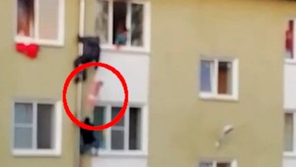 НЕВЕРОВАТАН СНИМАК ХЕРОЈСТВА: Троје деце заробљено у пожару, комшије се попеле уз олук да их спасу (ВИДЕО) НЕВЕРОВАТАН СНИМАК ХЕРОЈСТВА: Троје деце заробљено у пожару, комшије се попеле уз олук да их спасу (ВИДЕО)