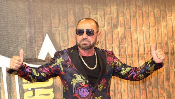 МИЛЕ КИТИЋ ГРЕШКОМ ПОСТАО ПЕВАЧ: Кренуо да упише овај факултет, па завршио у кафани МИЛЕ КИТИЋ ГРЕШКОМ ПОСТАО ПЕВАЧ: Кренуо да упише овај факултет, па завршио у кафани