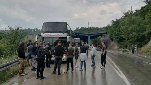 СРБИМА ПОНОВО ЗАБРАЊЕН УЛАЗАК НА КОСМЕТ! Ходочасници заустављени на Јарињу - Најавили блокаду (ФОТО) СРБИМА ПОНОВО ЗАБРАЊЕН УЛАЗАК НА КОСМЕТ! Ходочасници заустављени на Јарињу - Најавили блокаду (ФОТО)