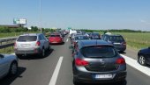 КОЛАПС НА АУТО-ПУТУ: Километарске колоне код аеродрома (ФОТО) КОЛАПС НА АУТО-ПУТУ: Километарске колоне код аеродрома (ФОТО)