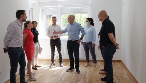 НА КОНКУРСУ 25 СТАНОВА: Приводи се крају изградња станова слидарности у Новом Саду, градоначелник Милош Вучевић обишао радове НА КОНКУРСУ 25 СТАНОВА: Приводи се крају изградња станова слидарности у Новом Саду, градоначелник Милош Вучевић обишао радове