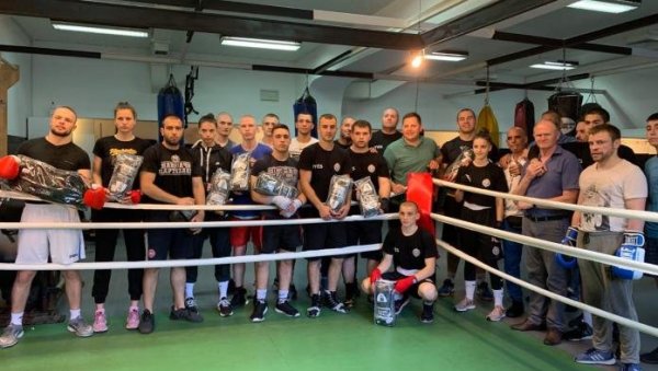 БОРОВЧАНИН ИЗНЕНАДИО БОКСЕРЕ: Нова опрема стигла у БК Партизан БОРОВЧАНИН ИЗНЕНАДИО БОКСЕРЕ: Нова опрема стигла у БК Партизан