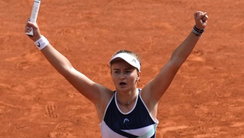 BARBORA KREJČIKOVA OSVOJILA VIMBLDON: Češka teniserka u finalu savladala Italijanku Jasmin Paolini sa 2:1 u setovima BARBORA KREJČIKOVA OSVOJILA VIMBLDON: Češka teniserka u finalu savladala Italijanku Jasmin Paolini sa 2:1 u setovima