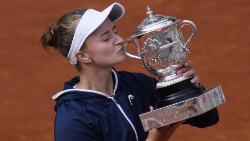 IZNENAĐENJE NA OLIMPIJSKIM IGRAMA: Aktuelna šampiona Vimbldona ispala od 57 pozicija slabije plasirane teniserke IZNENAĐENJE NA OLIMPIJSKIM IGRAMA: Aktuelna šampiona Vimbldona ispala od 57 pozicija slabije plasirane teniserke
