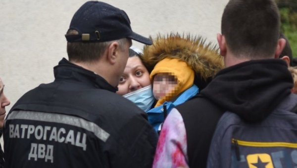 СПАСАО ГА ЈЕ ВАТРЕ, А ДАНАС ГА ЈЕ И КРСТИО: Ватрогасац Стефан из пожара извукао маленог Вука, а сада му је постао и кум СПАСАО ГА ЈЕ ВАТРЕ, А ДАНАС ГА ЈЕ И КРСТИО: Ватрогасац Стефан из пожара извукао маленог Вука, а сада му је постао и кум