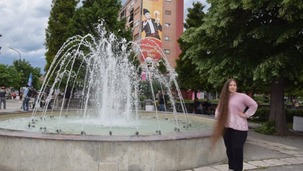ПЛЕТЕНИЦА ЈОЈ ДОДИРУЈЕ ПЕТЕ: Рекорд Милене Лукић из Јагодине - негује косу од 160 центиметара ПЛЕТЕНИЦА ЈОЈ ДОДИРУЈЕ ПЕТЕ: Рекорд Милене Лукић из Јагодине - негује косу од 160 центиметара
