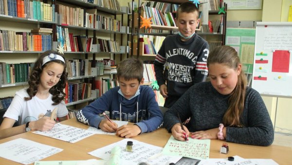 ЦРТАЈУ ПОРОДИЧНА СТАБЛА: Ђаци школе Кнезова Рашковића под Јавором недељама трагају за коренима ЦРТАЈУ ПОРОДИЧНА СТАБЛА: Ђаци школе Кнезова Рашковића под Јавором недељама трагају за коренима