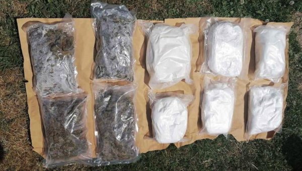 АКЦИЈА ПОЛИЦИЈЕ НОВОГ САДА: Три особе ухапшене - заплењено преко 30 килограма дроге АКЦИЈА ПОЛИЦИЈЕ НОВОГ САДА: Три особе ухапшене - заплењено преко 30 килограма дроге