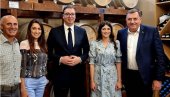 ВУЧИЋ НА ПУТУ КА МАНАСТИРУ ПРОХОР ПЧИЊСКИ: Председник посетио винарију у Врању (ФОТО) ВУЧИЋ НА ПУТУ КА МАНАСТИРУ ПРОХОР ПЧИЊСКИ: Председник посетио винарију у Врању (ФОТО)