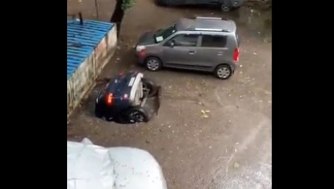 ZEMLJA PROGUTALA AUTOMOBIL: Neverovatan prizor iz Indije, auto nestao za par sekundi (VIDEO) ZEMLJA PROGUTALA AUTOMOBIL: Neverovatan prizor iz Indije, auto nestao za par sekundi (VIDEO)