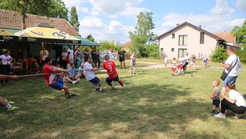 ТАКМИЧИЛИ СЕ ДА ПОМОГНУ БОЛЕСНОЈ БРАЋИ: Трећа Грмечијада у Житишту, прикупљали новац за Милана и Милоша (ФОТО) ТАКМИЧИЛИ СЕ ДА ПОМОГНУ БОЛЕСНОЈ БРАЋИ: Трећа Грмечијада у Житишту, прикупљали новац за Милана и Милоша (ФОТО)