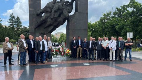POŠTA STRADALIM SRBIMA: Venci na spomeniku poginulima u Odbrambeno-otadžbinskom ratu (FOTO) POŠTA STRADALIM SRBIMA: Venci na spomeniku poginulima u Odbrambeno-otadžbinskom ratu (FOTO)