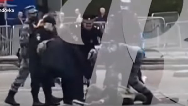 (УЗНЕМИРУЈУЋЕ) ЈЕЗИВ ПЕРФОРМАНС РУСКОГ УМЕТНИКА: Пуцао у ваздух па себи у главу (ВИДЕО) (УЗНЕМИРУЈУЋЕ) ЈЕЗИВ ПЕРФОРМАНС РУСКОГ УМЕТНИКА: Пуцао у ваздух па себи у главу (ВИДЕО)