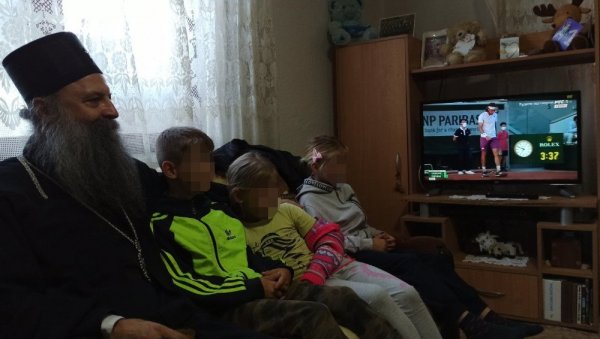 ПАТРИЈАРХ ПОРФИРИЈЕ НАВИЈАО ЗА ЂОКОВИЋА: Срца поглавара СПЦ и деце из Бујановца куцала у истом ритму - За Нолета (ФОТО) ПАТРИЈАРХ ПОРФИРИЈЕ НАВИЈАО ЗА ЂОКОВИЋА: Срца поглавара СПЦ и деце из Бујановца куцала у истом ритму - За Нолета (ФОТО)