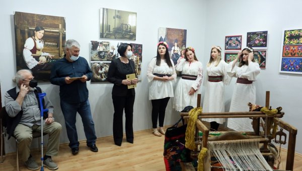 ЋИЛИМИ ЛЕТЕ КРОЗ ЦЕЛУ ЗЕМЉУ: Фотографска изложба Станка Костића о традиционалној народној уметности ЋИЛИМИ ЛЕТЕ КРОЗ ЦЕЛУ ЗЕМЉУ: Фотографска изложба Станка Костића о традиционалној народној уметности