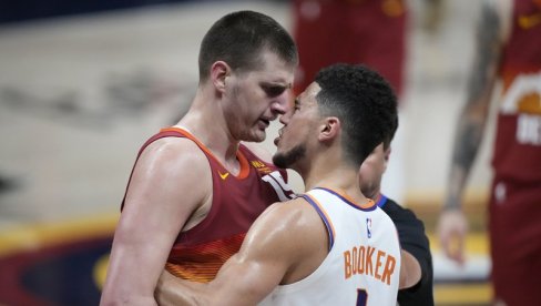 ЈОКИЋ СЕ УМАЛО ПОТУКАО СА ПРОТИВНИКОМ: Испадање Денвера из плеј-офа у сенци инцидента у којем је главни актер био наш ас (ВИДЕО) ЈОКИЋ СЕ УМАЛО ПОТУКАО СА ПРОТИВНИКОМ: Испадање Денвера из плеј-офа у сенци инцидента у којем је главни актер био наш ас (ВИДЕО)