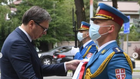 VUČIĆ POLOŽIO VENAC NA SPOMENIK JUNACIMA SA KOŠARA: Beskrajno vam hvala na časti koju ste dali Srbiji (VIDEO) VUČIĆ POLOŽIO VENAC NA SPOMENIK JUNACIMA SA KOŠARA: Beskrajno vam hvala na časti koju ste dali Srbiji (VIDEO)
