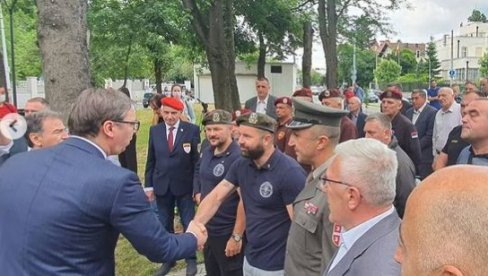 VUČIĆ PORUČIO VETERANIMA SA KOŠARA: Kada vas vidim dobijem dodatnu energiju da se još snažnije borim (FOTO) VUČIĆ PORUČIO VETERANIMA SA KOŠARA: Kada vas vidim dobijem dodatnu energiju da se još snažnije borim (FOTO)