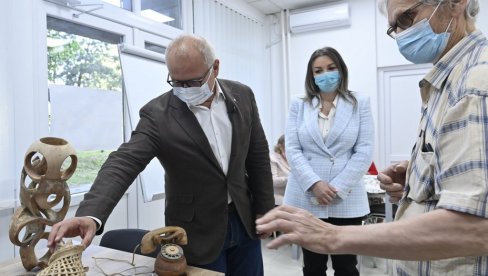 OTVARAJU SE KLUBOVI ZA STARIJE SUGRAĐANE: Vesić- U populaciji preko 65 godina vakcinisano 81 odsto OTVARAJU SE KLUBOVI ZA STARIJE SUGRAĐANE: Vesić- U populaciji preko 65 godina vakcinisano 81 odsto