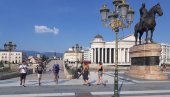 CIGLOM NA TURISTE! Kamenovan autobus srpskog prevoznika u Skoplju