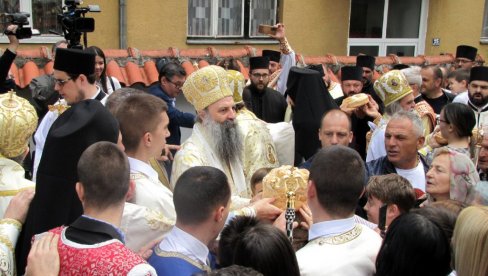 DA BUDEMO SAVREMENI, A OSTANEMO ČESTITI: Patrijarh Porfirije služio liturgiju u Vranju DA BUDEMO SAVREMENI, A OSTANEMO ČESTITI: Patrijarh Porfirije služio liturgiju u Vranju