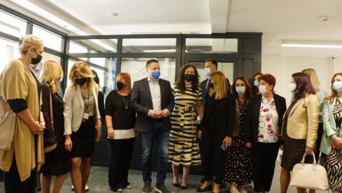 MINISTAR RUŽIĆ: Škola u Novom Pazaru simbol kako obrazovni sistem Srbije treba da izgleda MINISTAR RUŽIĆ: Škola u Novom Pazaru simbol kako obrazovni sistem Srbije treba da izgleda