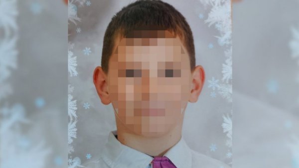 ОВО ЈЕ ДЕЧАК КОЈИ СЕ УТОПИО У БАЗЕНУ У ОЏАЦИМА: Несрећног дечака током игре друг гурнуо у воду ОВО ЈЕ ДЕЧАК КОЈИ СЕ УТОПИО У БАЗЕНУ У ОЏАЦИМА: Несрећног дечака током игре друг гурнуо у воду