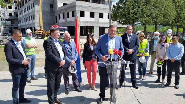 НОВА БОЛНИЦА БИЋЕ ИЗГРАЂЕНА ПРЕ РОКА: Додик обишао у Добоју капиталну инвестицију Српске (ФОТО) НОВА БОЛНИЦА БИЋЕ ИЗГРАЂЕНА ПРЕ РОКА: Додик обишао у Добоју капиталну инвестицију Српске (ФОТО)