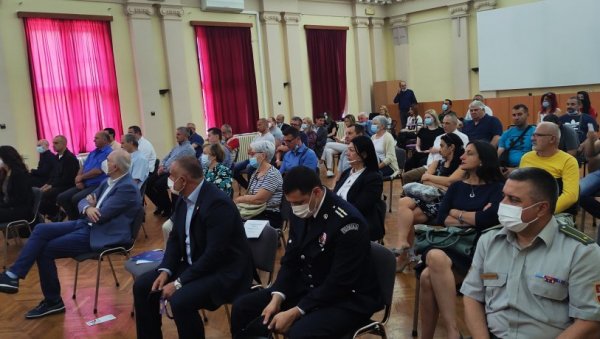 ХУМАНОШЋУ СПАСАВАЈУ ЖИВОТЕ: Поводом Светског дана добровољних давалаца крви уручена признања вишеструким даваоцима у Новом Саду (ФОТО) ХУМАНОШЋУ СПАСАВАЈУ ЖИВОТЕ: Поводом Светског дана добровољних давалаца крви уручена признања вишеструким даваоцима у Новом Саду (ФОТО)