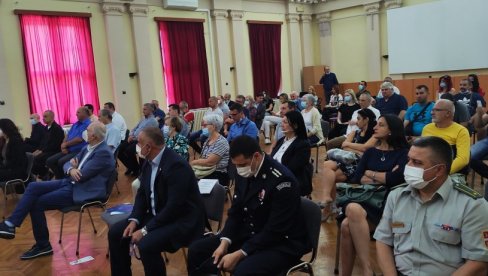 ХУМАНОШЋУ СПАСАВАЈУ ЖИВОТЕ: Поводом Светског дана добровољних давалаца крви уручена признања вишеструким даваоцима у Новом Саду (ФОТО) ХУМАНОШЋУ СПАСАВАЈУ ЖИВОТЕ: Поводом Светског дана добровољних давалаца крви уручена признања вишеструким даваоцима у Новом Саду (ФОТО)