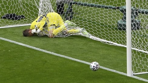 SJAJAN GOL... U SVOJU MREŽU! Ovo što je golman uradio - ne viđa se često (VIDEO) SJAJAN GOL... U SVOJU MREŽU! Ovo što je golman uradio - ne viđa se često (VIDEO)