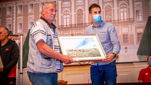 ЧАСТ ДОБРОВОЉНИМ ДАВАОЦИМА: Сомборци уручили признања најхуманијим суграђанима ЧАСТ ДОБРОВОЉНИМ ДАВАОЦИМА: Сомборци уручили признања најхуманијим суграђанима